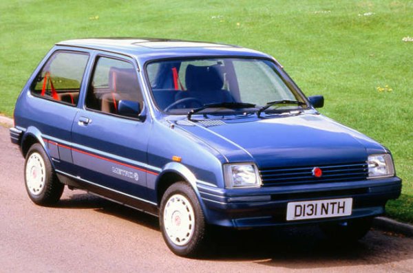 MG Metro никога не е бил най-бързият хотхеч, но ако сте с ограничен бюджет, той предлага забавно управление. Идва благодарение на окачването Hydragas, всички интериорни елементи с червени акценти, които можете да искате, плюс изключително ниски експлоатационни разходи.

Неговият 1275-кубиков двигател може и да е бил стар, но теглото на колата под 900 кг компенсира.